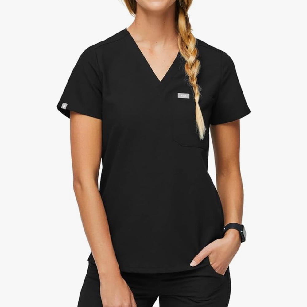 Slim Catarina One-Pocket Scrub Top || Black || Figs